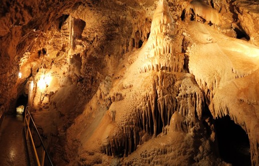 Afbeeldingen van Cave stalagmite in undergorund