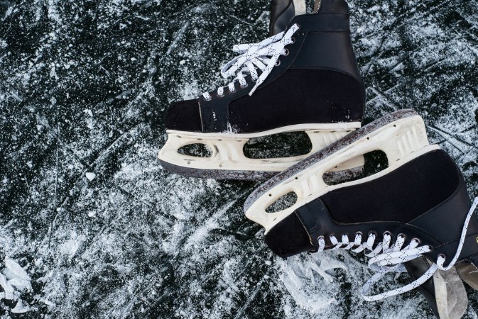 Afbeeldingen van Hockey scates on ice pond riwer