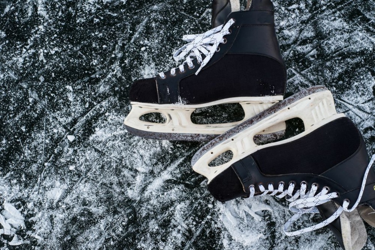 Afbeeldingen van Hockey scates on ice pond riwer