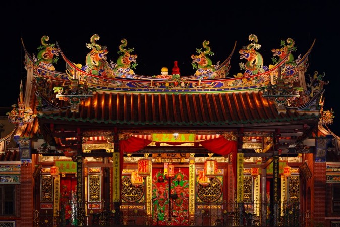 Image de Decorated roof and second floor of traditional old chinese temple Seh Tek Tong Cheah Kongsi in Georgetown Penang Malaysia UNESCO world heritage site Night view