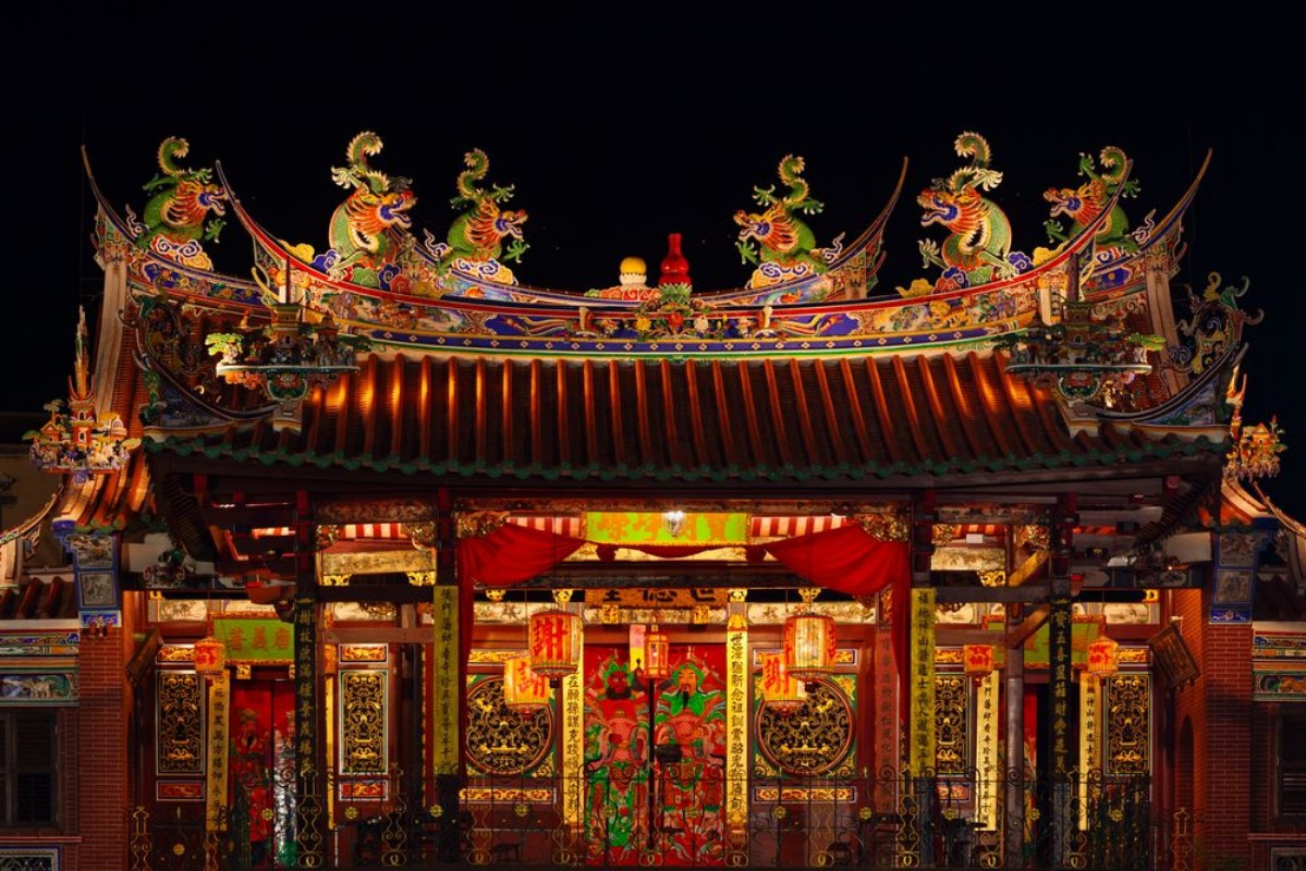 Afbeeldingen van Decorated roof and second floor of traditional old chinese temple Seh Tek Tong Cheah Kongsi in Georgetown Penang Malaysia UNESCO world heritage site Night view