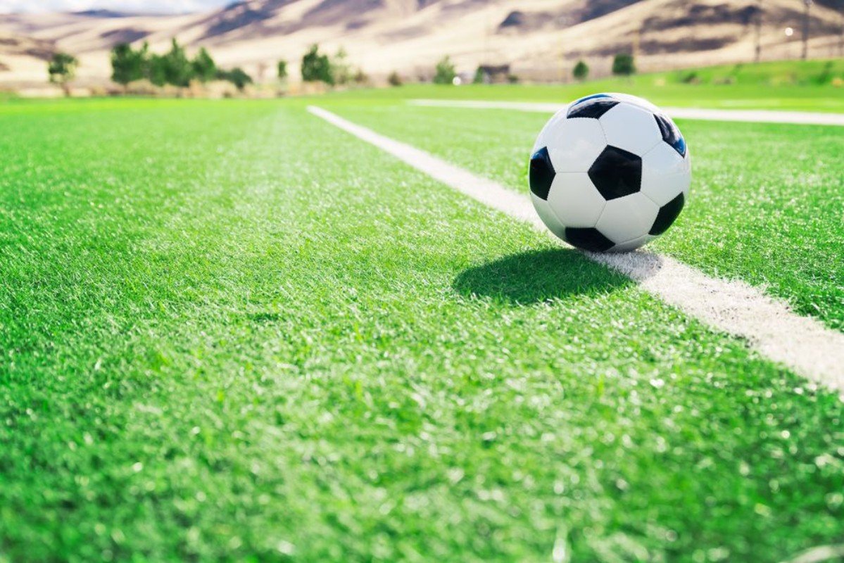 Afbeeldingen van Traditional soccer ball on soccer field
