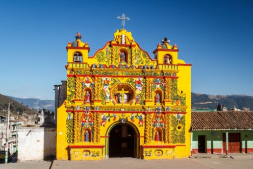Afbeeldingen van Church facade in San Andres Xecul town Guatemala