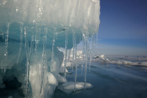 Afbeeldingen van On lake Baikal in winter Ice block on the ice field in the group of hummocks