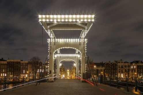 Afbeeldingen van Lights of the Magere Brug are turned on the late evening of Amsterdam 