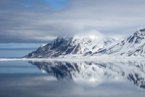Afbeeldingen van Mountain reflection with snow