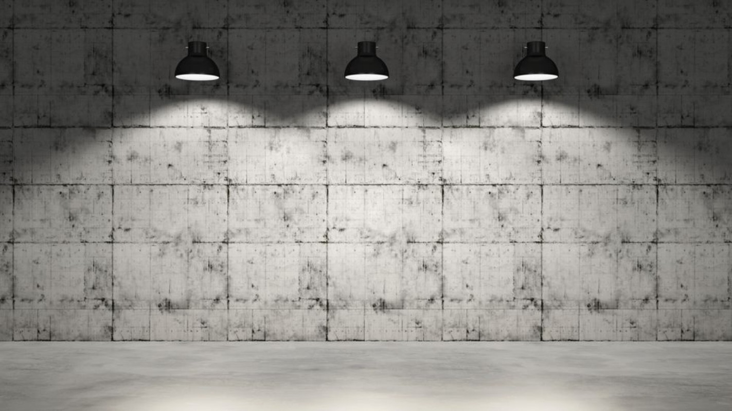 Afbeeldingen van Concrete wall with three lamps hanging