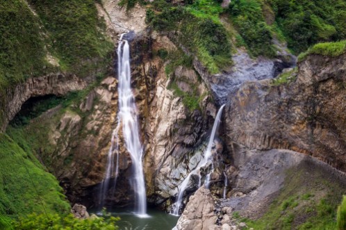 Afbeeldingen van Waterfalls along the Waterfall route near Banos Ecuador