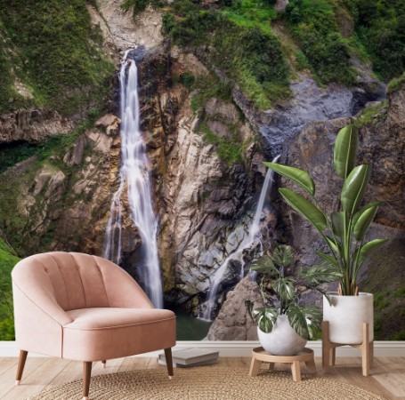 Afbeeldingen van Waterfalls along the Waterfall route near Banos Ecuador