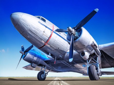 Afbeeldingen van Historic airplane on a runway