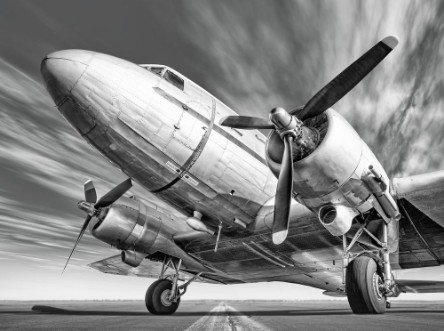 Afbeeldingen van Historic airplane on a runway
