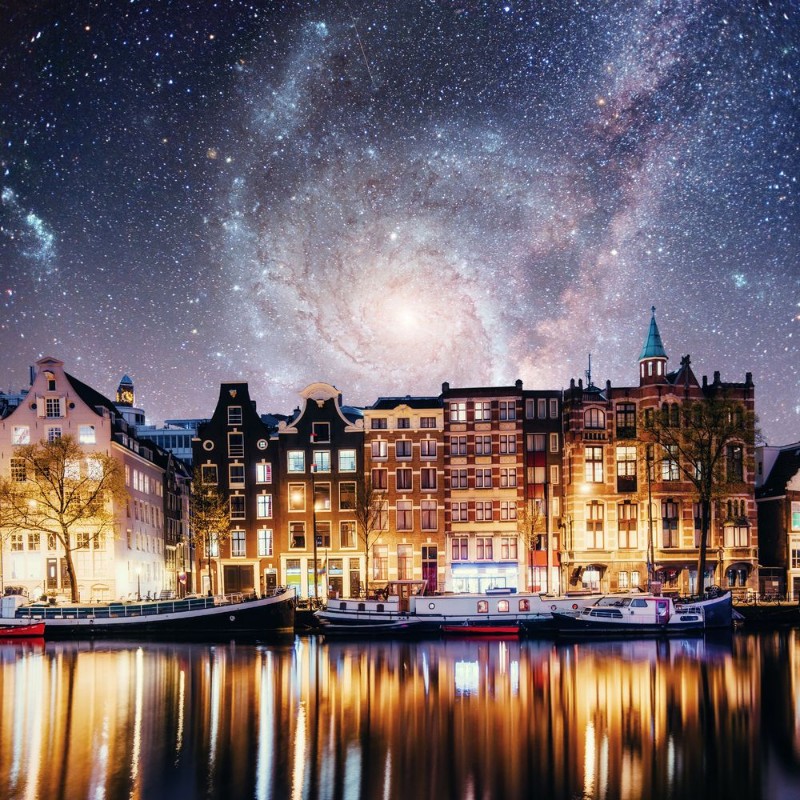 Afbeeldingen van Beautiful night in Amsterdam  illumination of buildings an