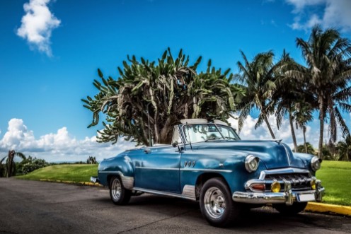 Afbeeldingen van HDR - Blauer amerikanische Cabriolet Oldtimer parkt am Golfplatz von Varadero Kuba - Serie Kuba Reportage