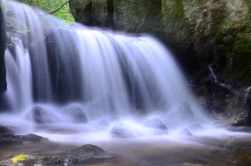 Image de Wasserfall in der Ysperklamm mit Blatt im Herbst