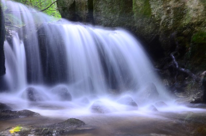 Afbeeldingen van Wasserfall in der Ysperklamm mit Blatt im Herbst