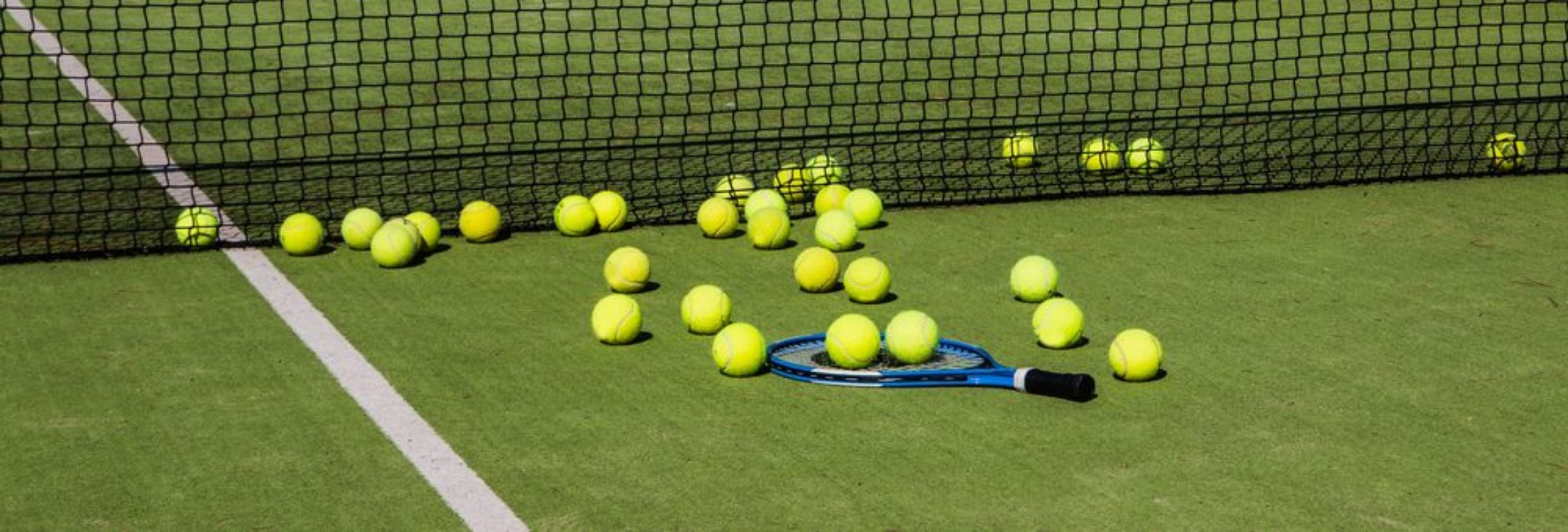 Afbeeldingen van Pista de tenis llena de pelotas
