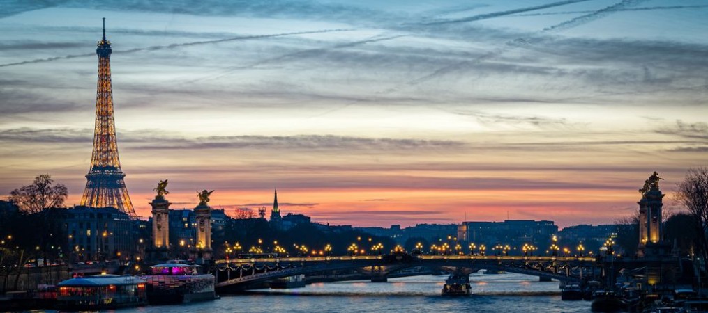 Afbeeldingen van Paris cityscape with Tour Eiffel and Pont Alexandre III at twilight