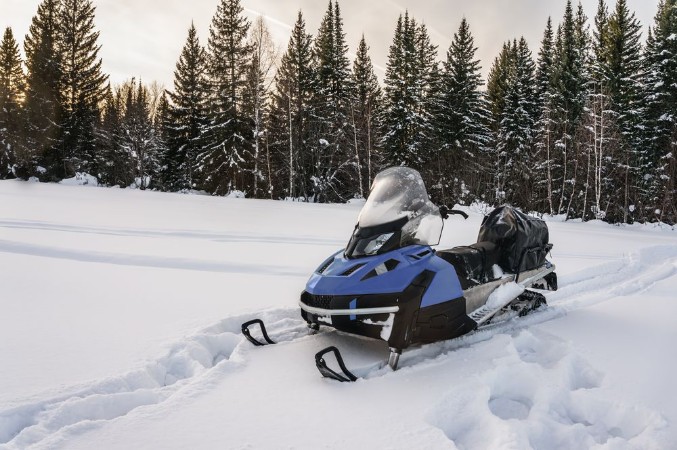 Image de Snowmobile in forest on a snow-covered meadow
