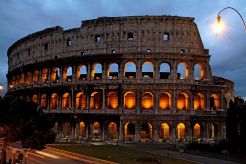 Afbeeldingen van The famous Colosseum Colosseo in Rome at Dusk Italy Europe