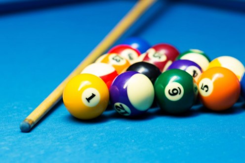 Afbeeldingen van Pool billiard balls and cue on the blue cloth table