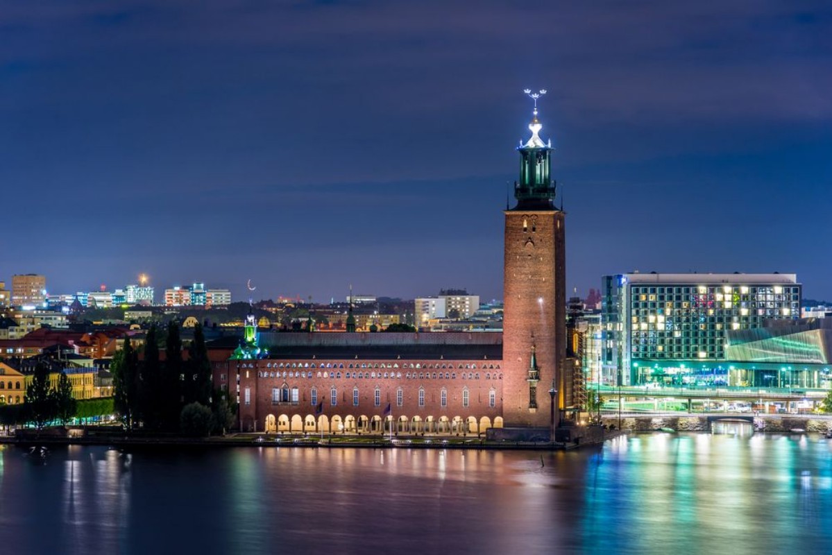 Bild på Stockholms stadshus en sommarnatt