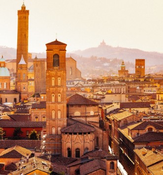 Afbeeldingen van Bologna cityscape with towers and buildings San Luca Hill in background