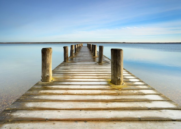 Image de Wooden Pier with Hoarfrost leads into a calm clear lake