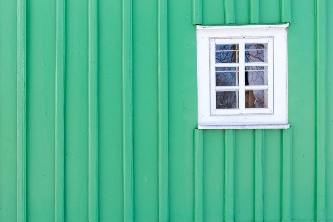 Afbeeldingen van The old window of old wooden house Background of wooden walls