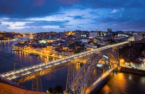 Afbeeldingen van View of the historic city of Porto Portugal with the Dom Luiz bridge at dusk