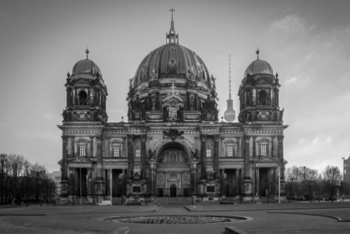 Bild på The Berlin Cathedral on the Museuminsel in Berlin Germany on a morning in February black and white