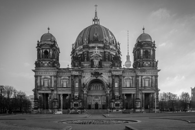 Image de The Berlin Cathedral on the Museuminsel in Berlin Germany on a morning in February black and white