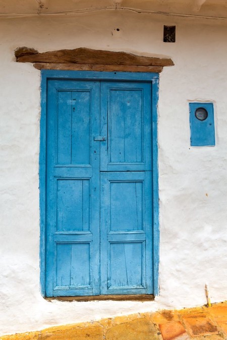 Afbeeldingen van Detail of a blue door on a colonial building in Barichara Colombia