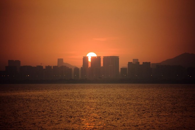 Bild på Sunset over Shenzhen bay city of Sheznhen Guangdong province Peoples Republic of China