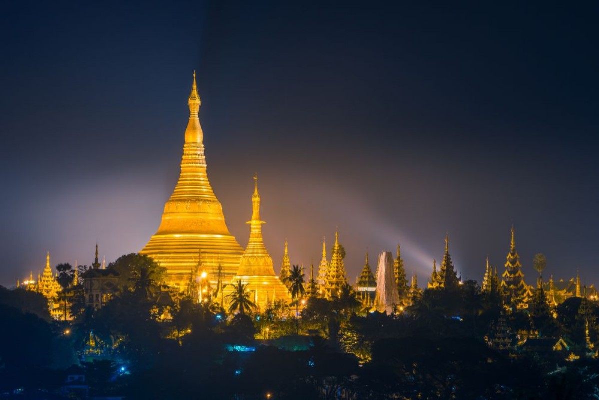 Afbeeldingen van Beautiful Shwedagon pagoda in the night Yangon Myanmar