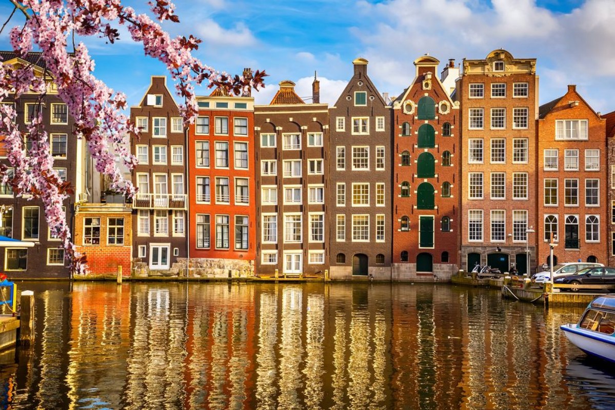 Afbeeldingen van Traditional old buildings in Amsterdam at spring the Netherlands