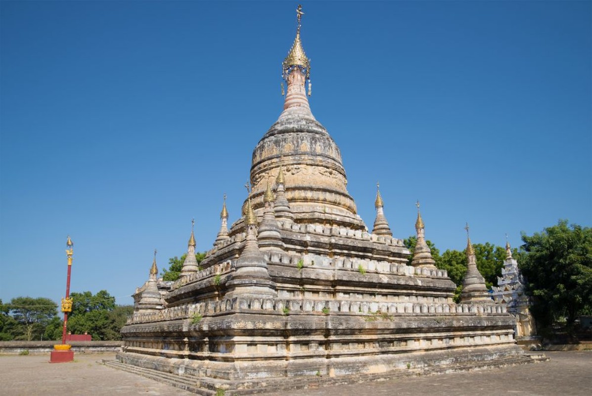 Afbeeldingen van Ancient stupa of the Buddhist temple Hsu Taung Pyi closeup Bagan Myanmar