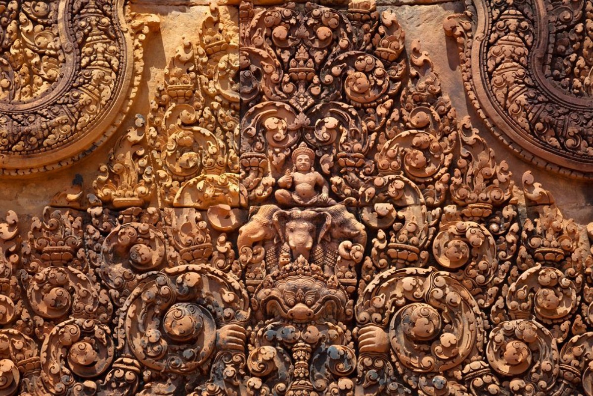 Afbeeldingen van Iintricate reliefs carving of red colored stone in Banteay Srei temple Angkor Cambodia It is a 10th-century temple dedicated to the Hindu god Shiva