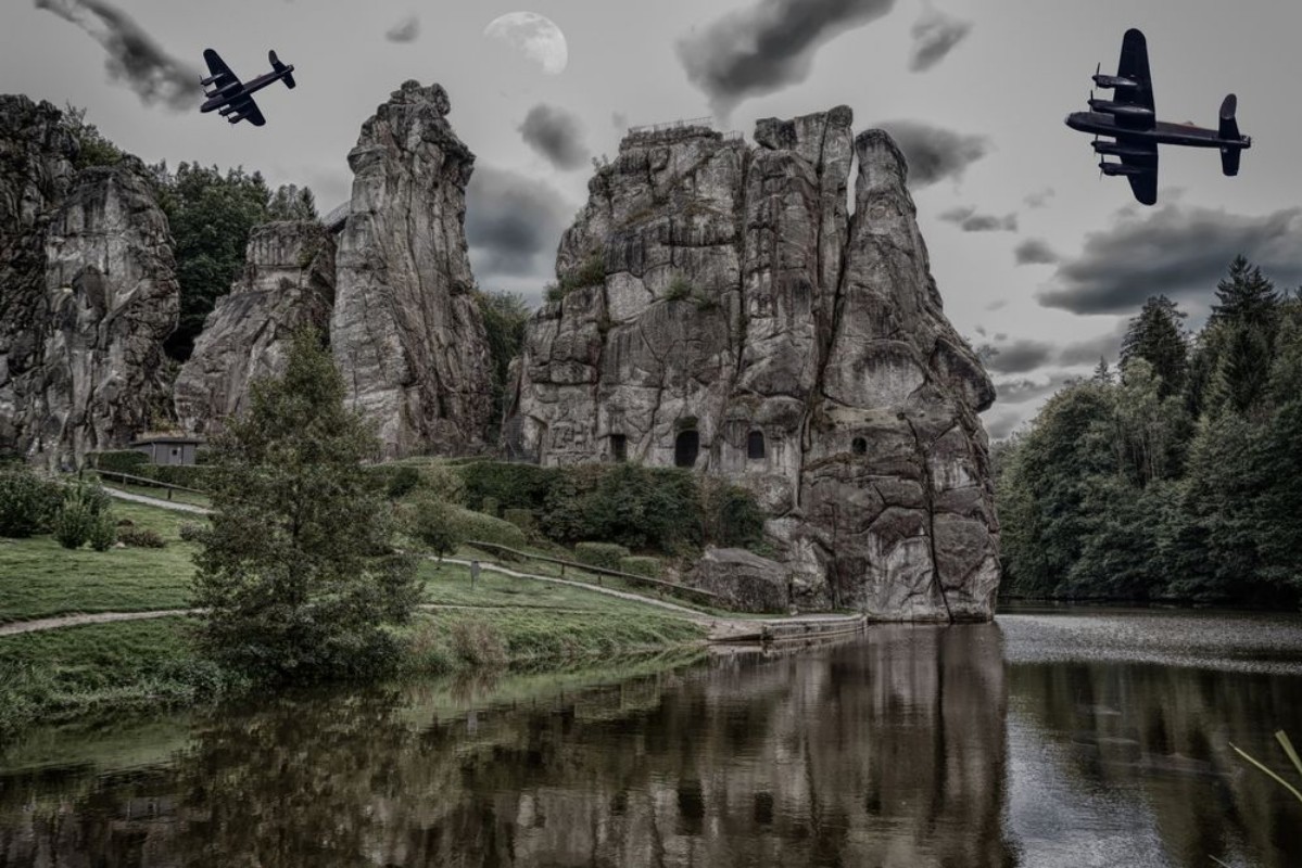Afbeeldingen van Zwei alte Kampfflugzeuge fliegen ber den  Externsteine