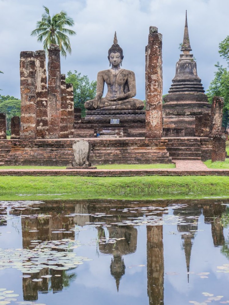 Afbeeldingen van Ruin ancient Buddhist temple Wat Mahathat Sukhothai landmark in Thailand