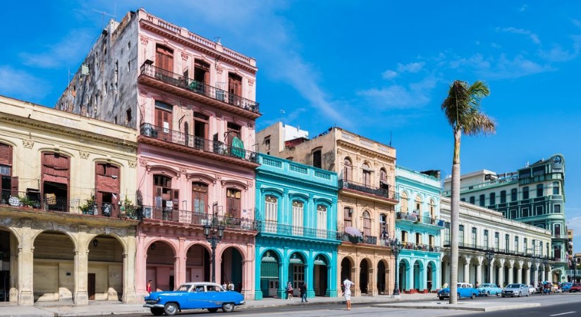 Picture of Die Hauptstrae in Havanna Calle Paseo de Marti mit alten restaurierten Huserfronten und Oldtimer auf der Strae