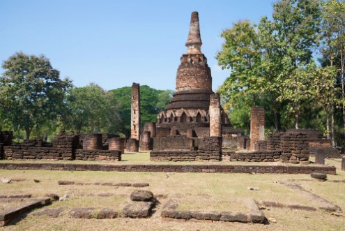 Bild på The ruins of the ancient Buddhist temple Wat Phra Kaeo sunny day Kamphaeng Phet Thailand