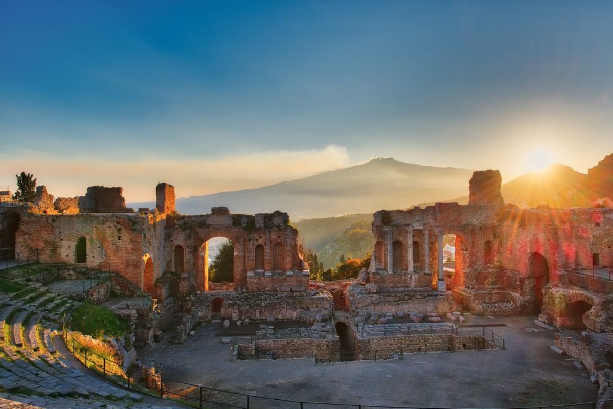 Afbeeldingen van Particular of Ancient theatre of Taormina with Etna erupting volcano at sunset