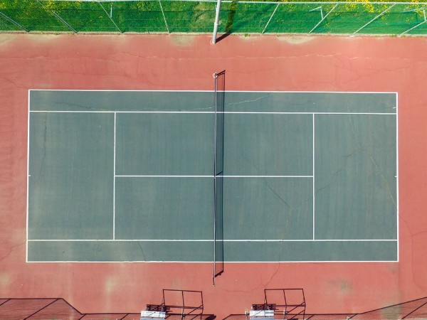 Afbeeldingen van Tennis court - Top down aerial view