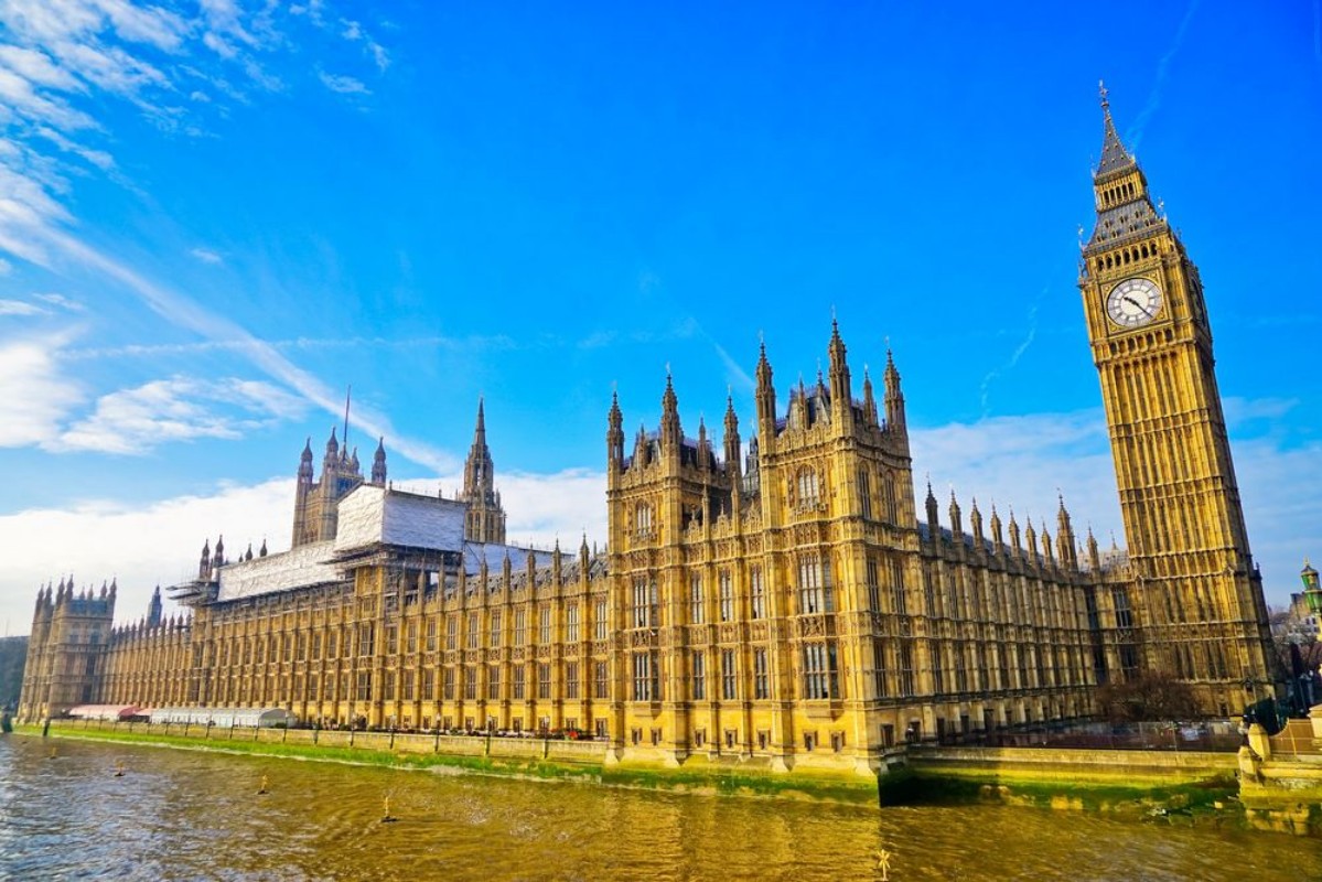Image de View of the Houses of Parliament with sunny sky in the background