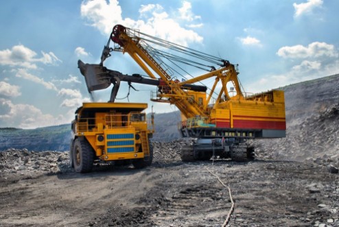 Afbeeldingen van Loading of iron ore on very big dump-body truck
