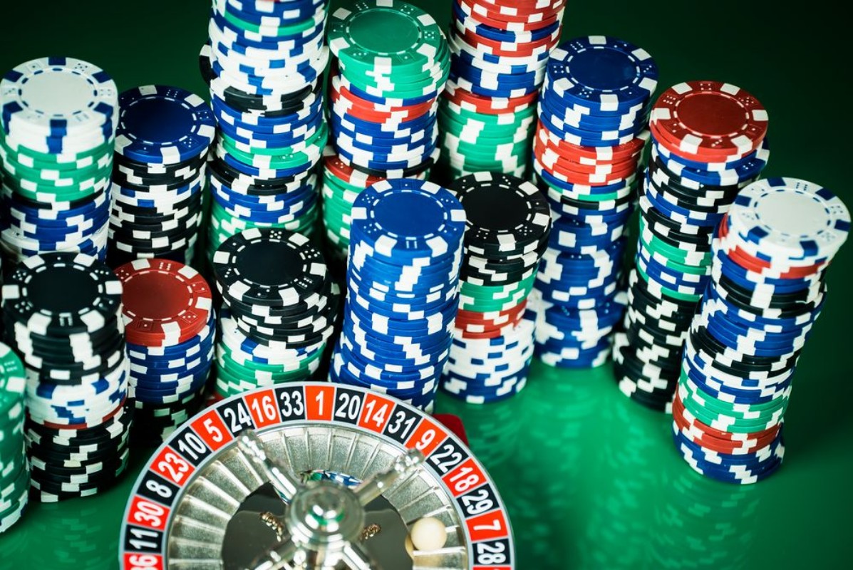 Afbeeldingen van Poker Chips on a gaming table roulette Casino theme background