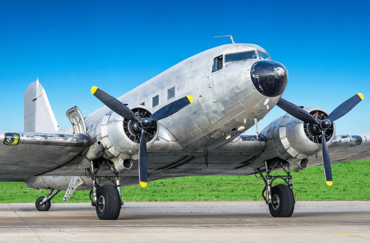 Afbeeldingen van Vintage turboprop airplane parked at the airport