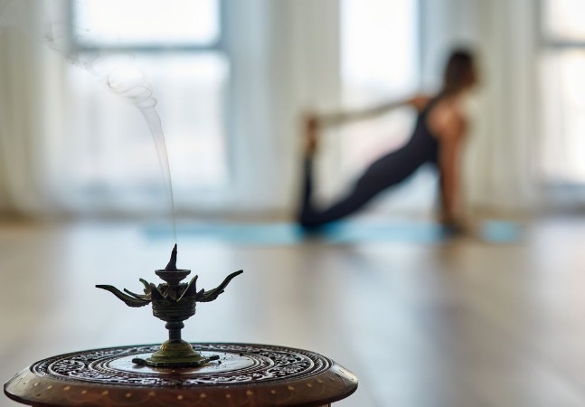 Afbeeldingen van Yoga practitionar and smoking incense