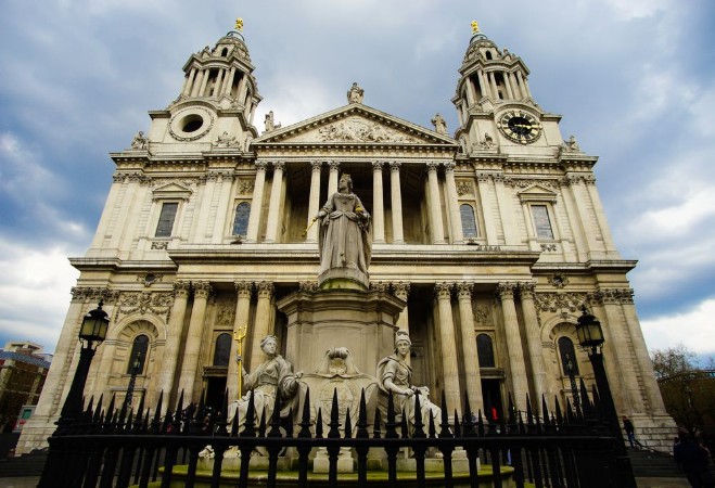 Image de St Pauls Cathedral and Statue of Queen Anne
