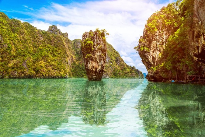 Afbeeldingen van Phuket Thailand island reflected in the water